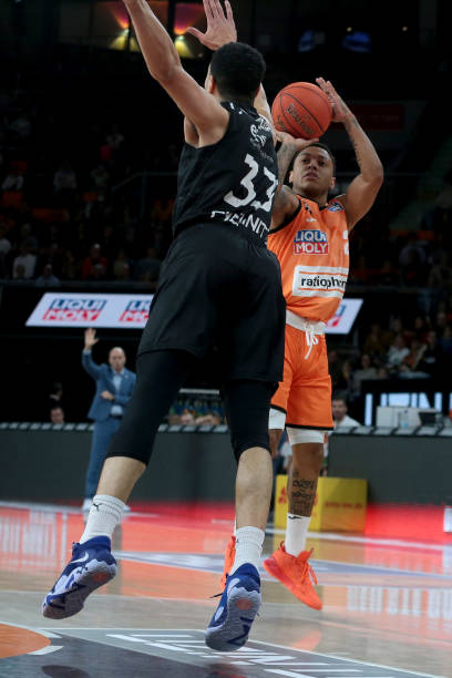 战略调整与 战略调整与